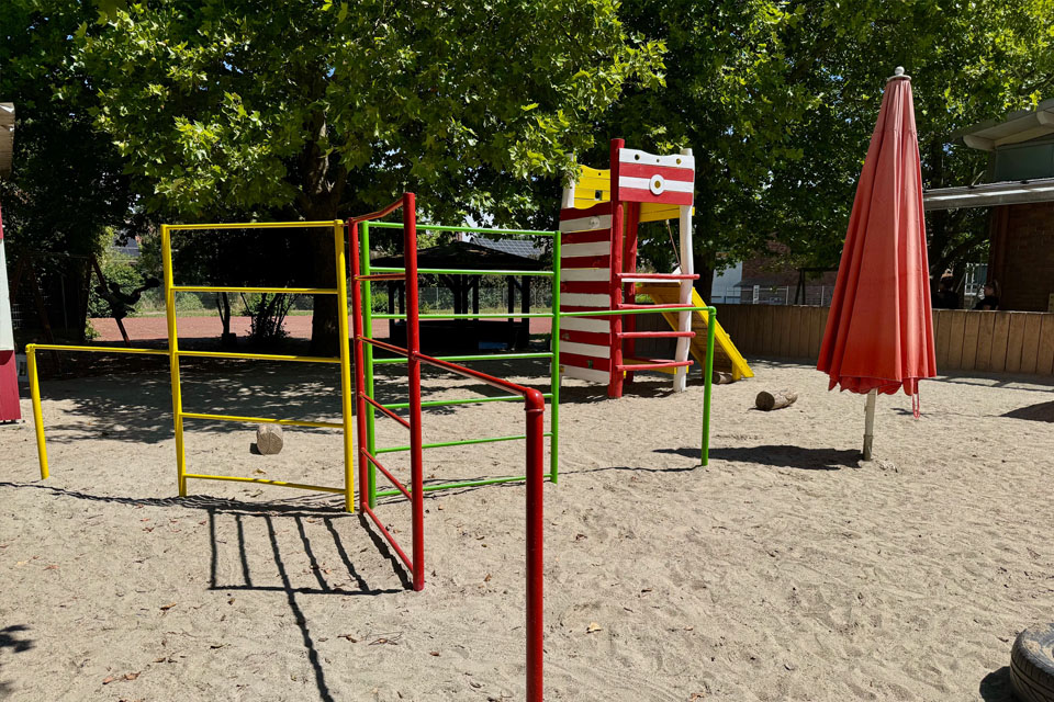 Außengelände der Kita, Klettergerüst und Spielturm bunt