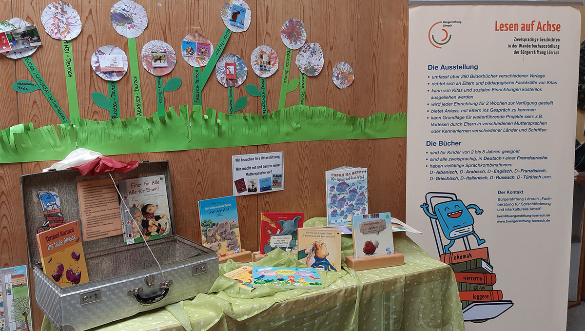 Tisch mit Lesekoffer und Büchern