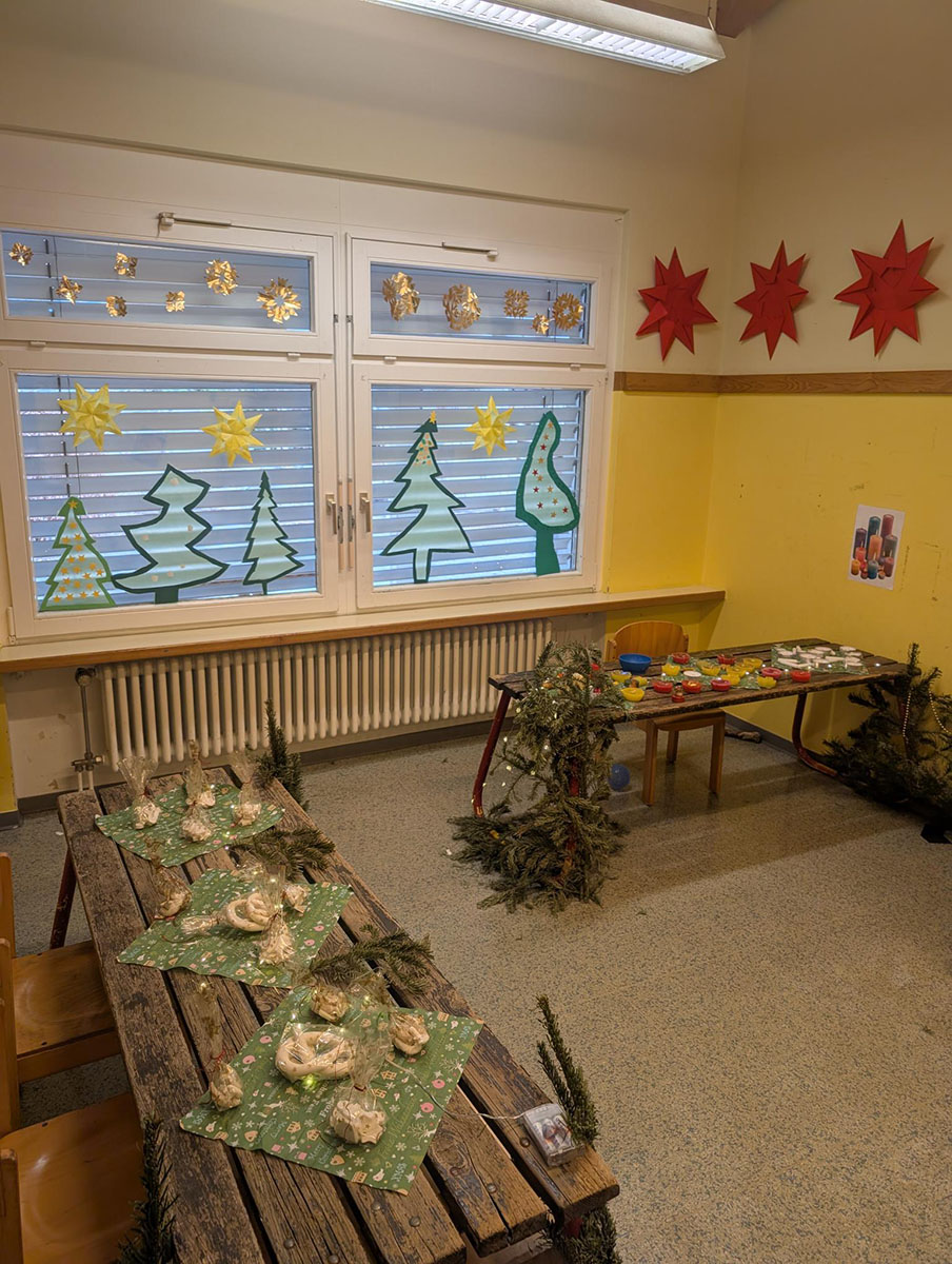 Tisch mit Weihnachtsbasteleien