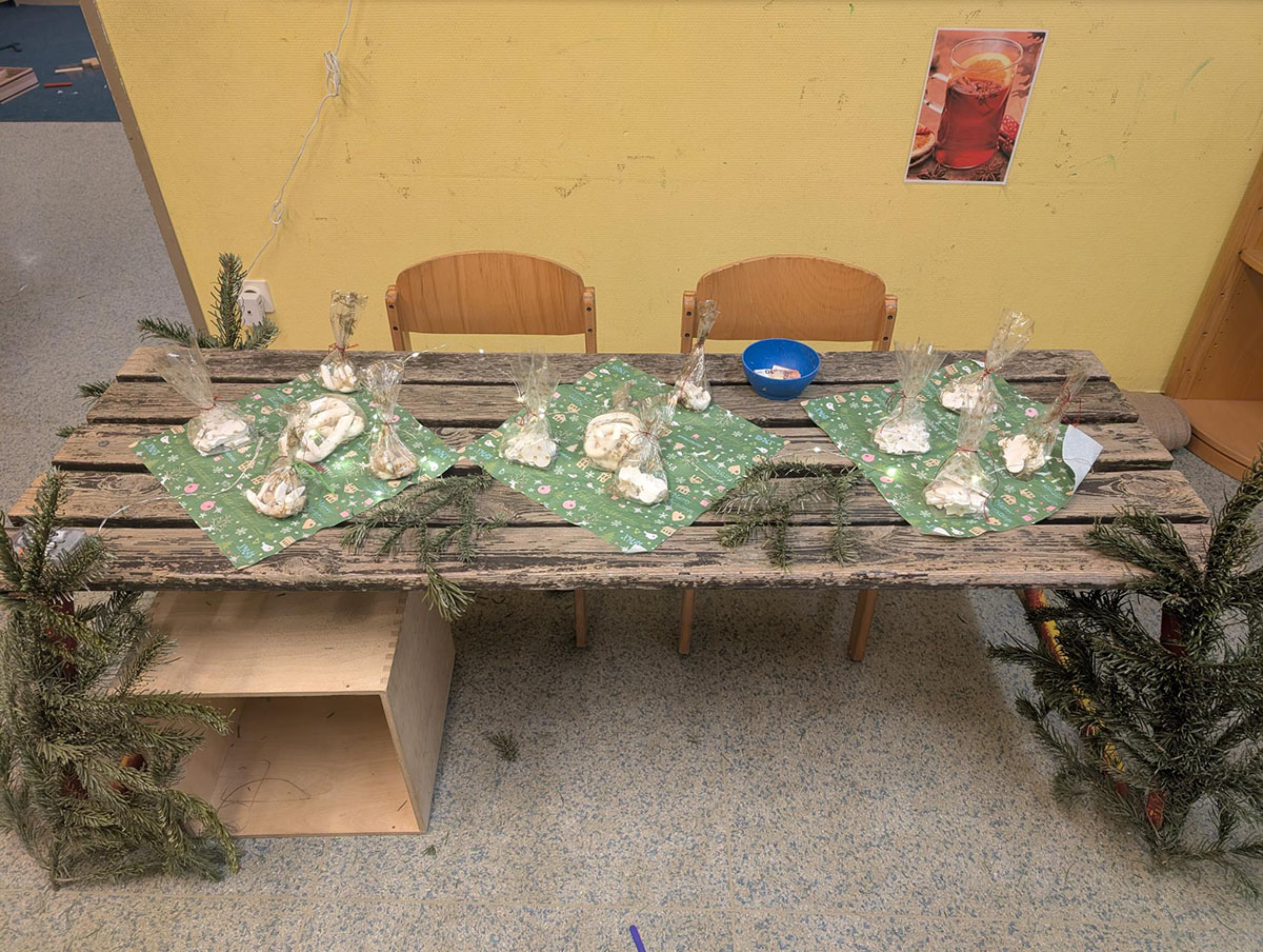 Tisch mit Weihnachtsbasteleien