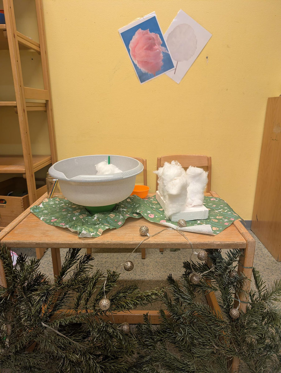 Tisch mit Weihnachtsbasteleien