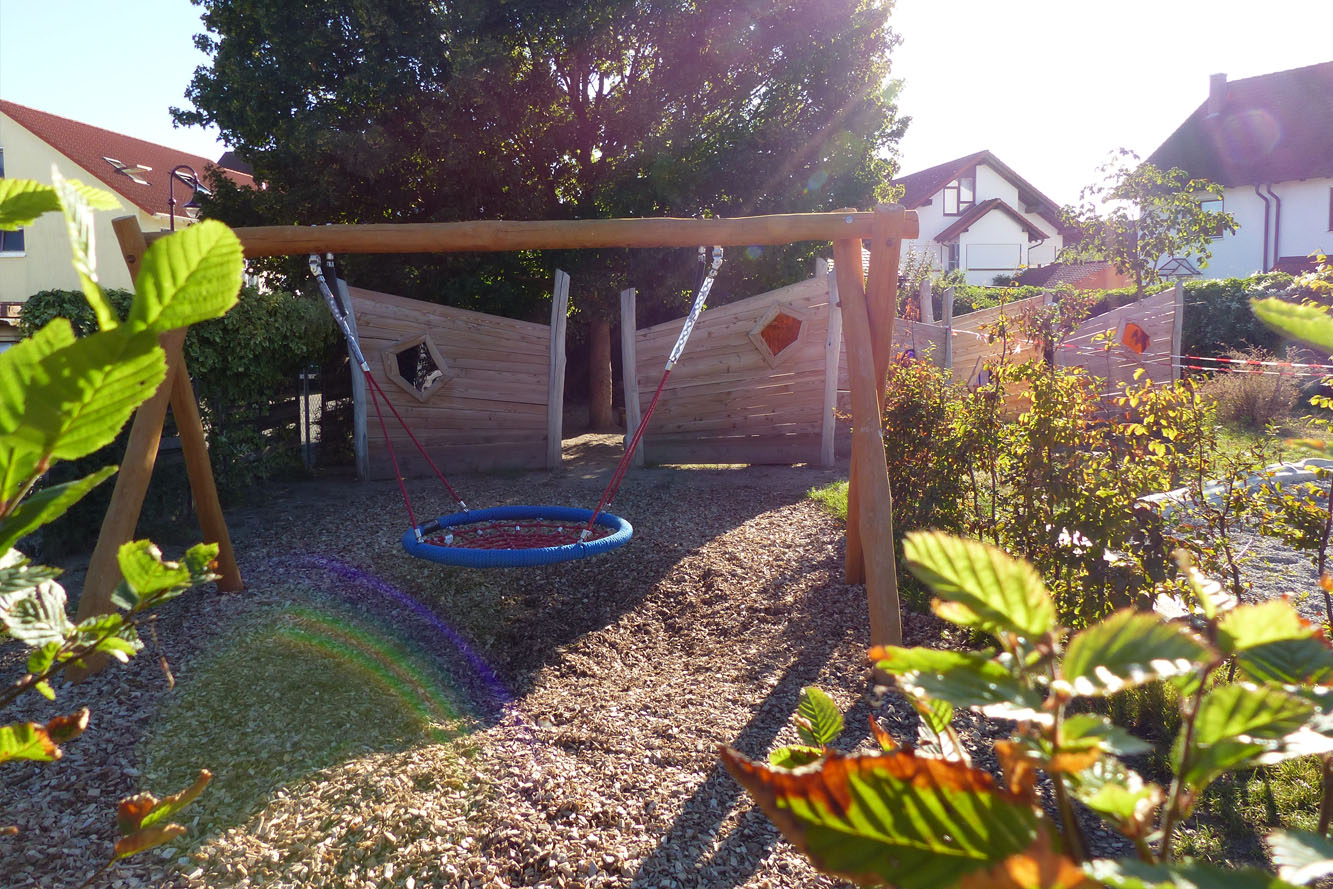 Sandkasten mit Schaukel 2