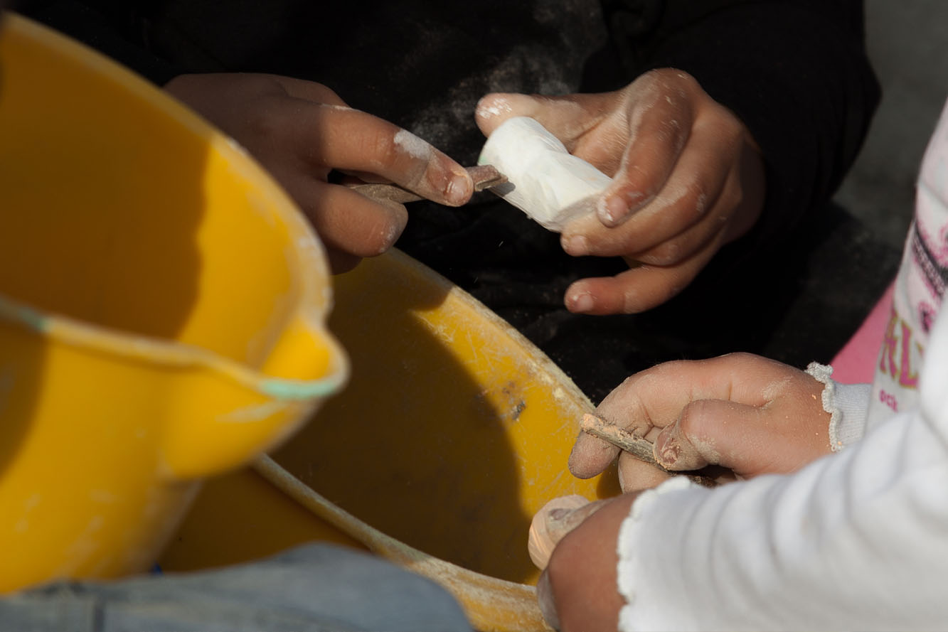 spielende Hände mit Eimern und Kreide