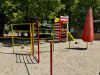 Außengelände der Kita, Klettergerüst und Spielturm bunt