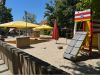 Außengelände Kita, Sandkasten mit Spielturm und Sonnenschirmen